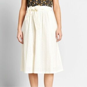 Modcloth Cream Retro Cotton Eyelet A-line Skirt with Bow Detail - Size 1X